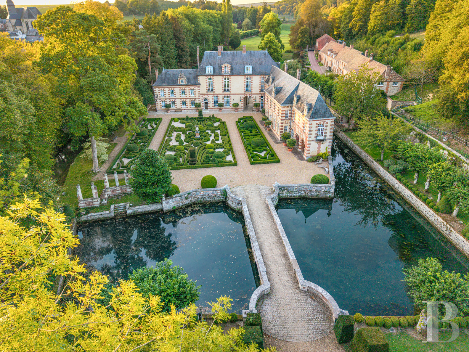 Dans l’Eure, à une heure trente de Paris, un château du 17e siècle et son parc de quarante hectares - photo  n°1